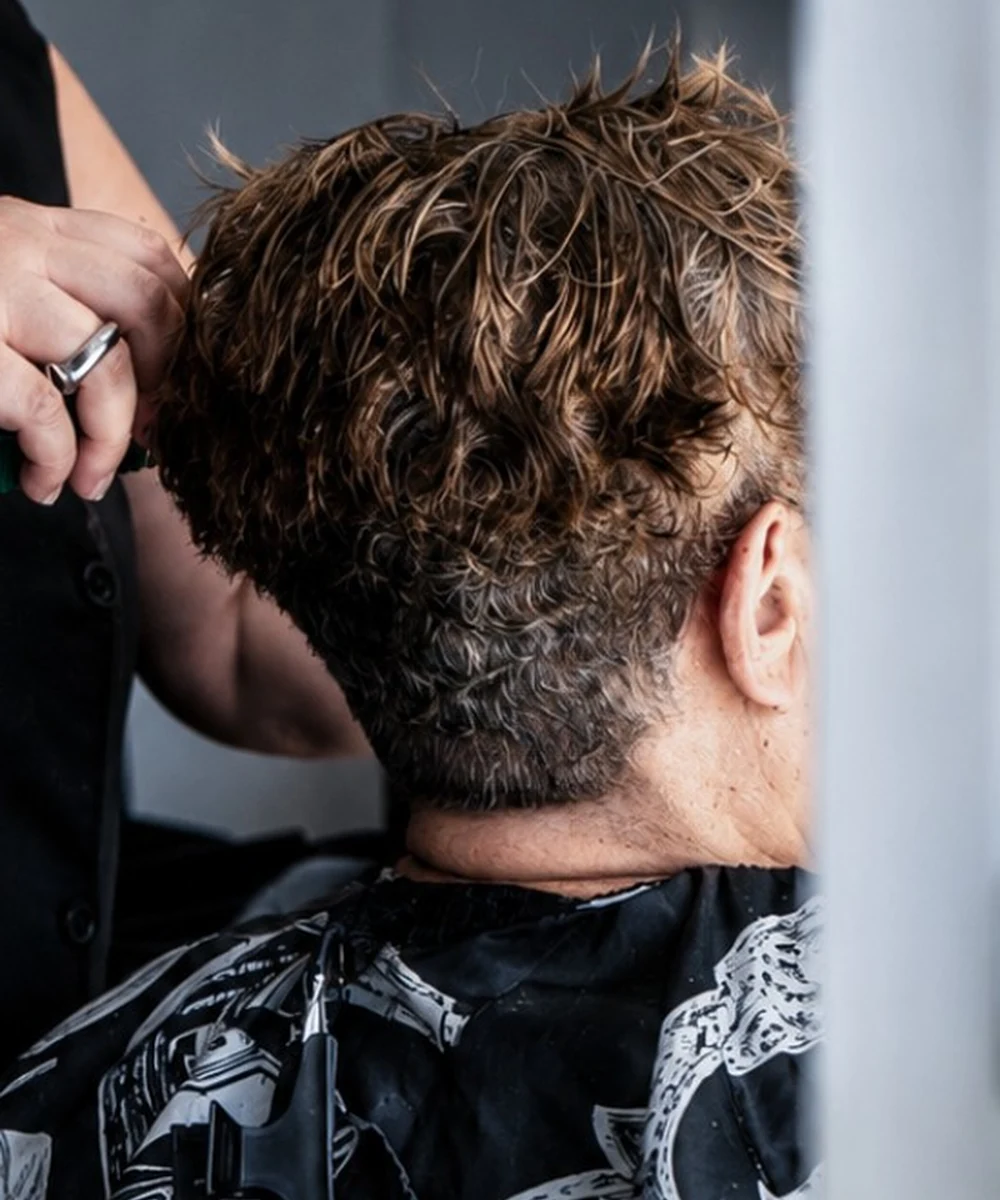 Detalle de cabello durante un servicio en M&M Peluqueros