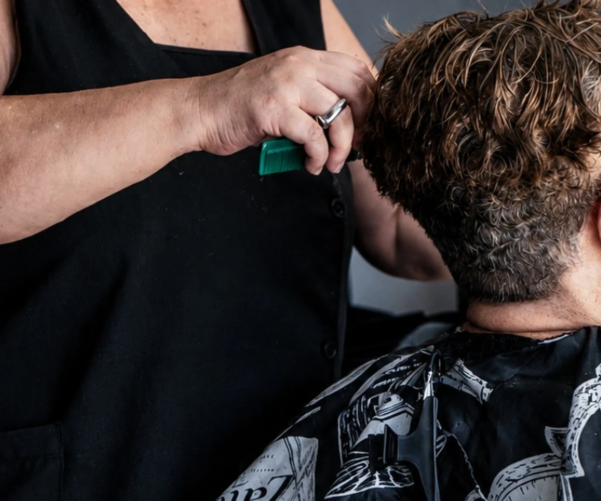 Manos de una profesional trabajando en un corte