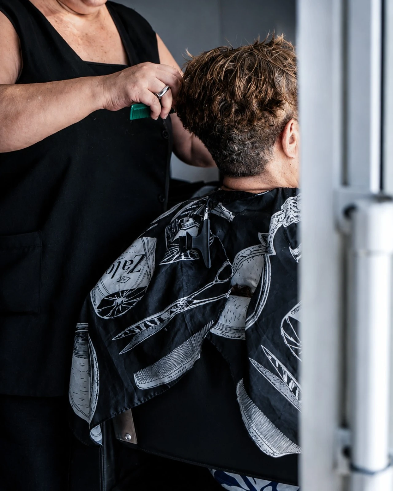 Profesional de M&M trabajando un corte de cabello